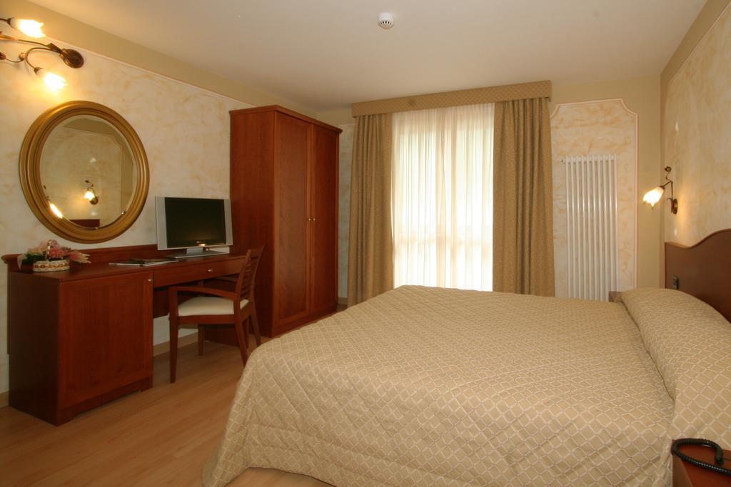 Hotel Dama Bianca Valtournenche Oda fotoğraf